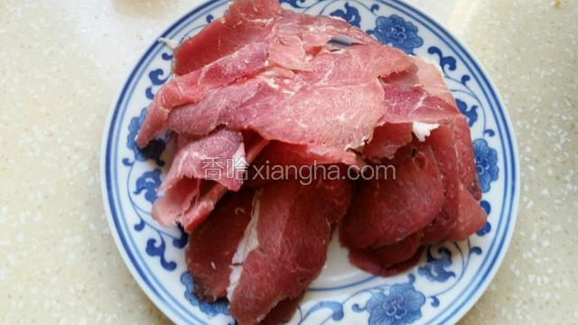 羊肉切片备用