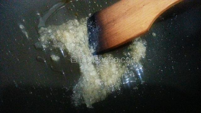 加少许油，放入白砂糖，小火慢慢炒