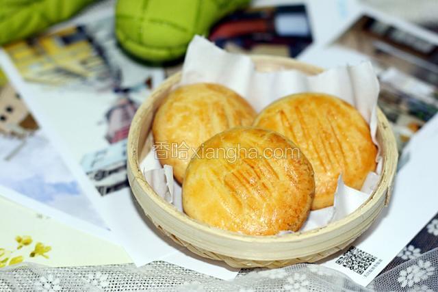 这是没撒芝麻的饼干，可撒或不撒，撒黑芝麻也可以哦。