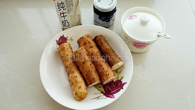 准备食材，山药洗净切段。