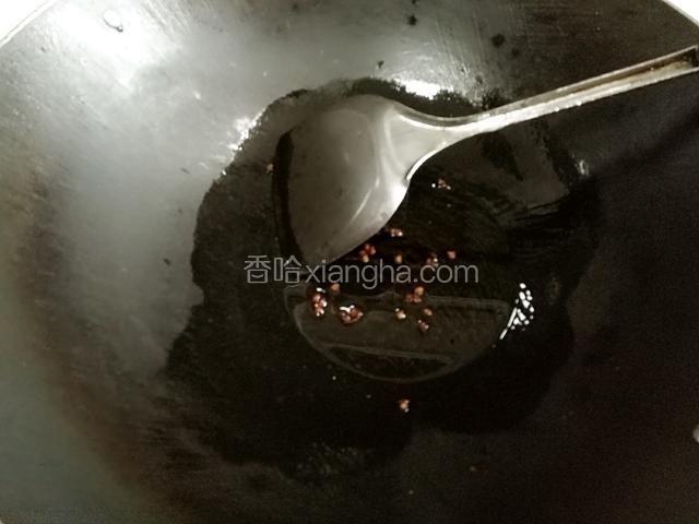 炒锅清洗干净，从新置少许的油烧至6层热把花椒放锅里炒香。（花椒籽捞出）