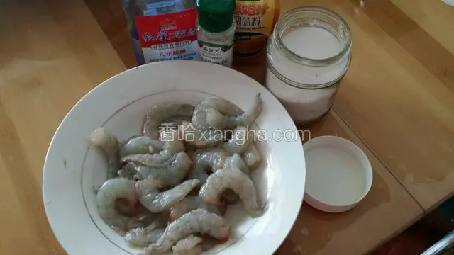 处理好的虾仁用盐 胡椒粉 鸡汁 和酒抓匀