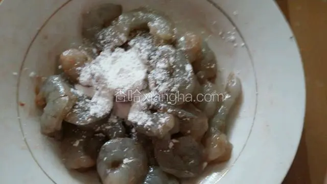 最后放些生粉 包住味道 炒时更嫩 腌制至少半个小时