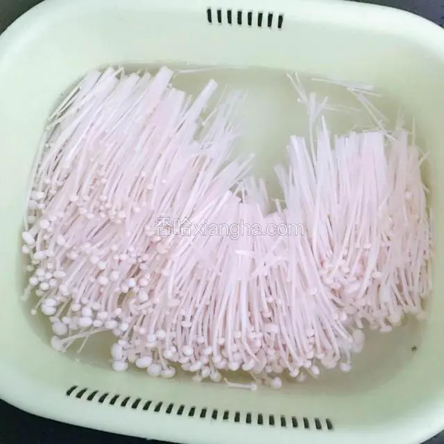 先把金针菇清洗干净