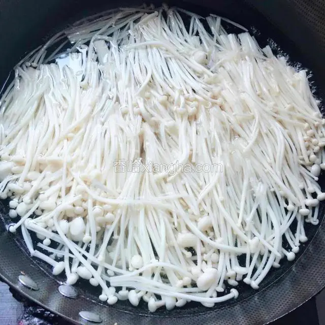 锅中水烧开后，放入金针菇焯水3分钟左右至完全熟透