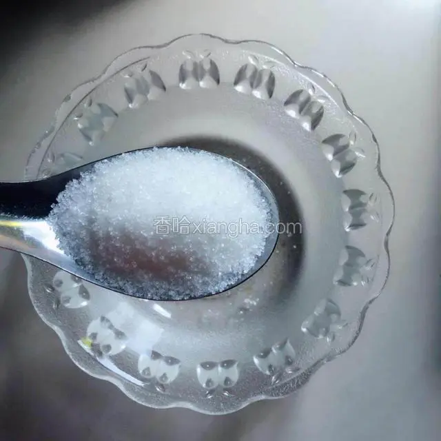 利用焯金针菇的时间，来调个简单的酱汁，准备一个小碗，放入一勺白砂糖
