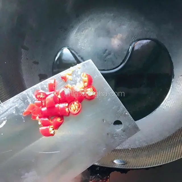 锅里油温升至八成热，转小火下辣椒圈爆香，切记别过火了