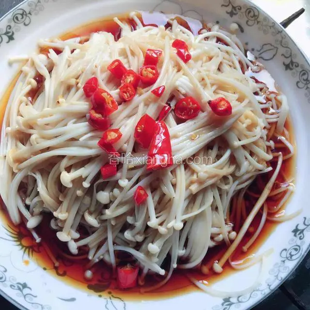 用炒菜的铲子捞起来，放在金针菇上面