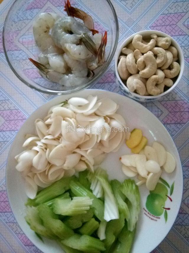 准备食材：虾去头壳，开背抽出虾线洗净。鲜百合剥开鳞片洗净。芹菜洗净切成凌形小段。大蒜两瓣切成片。姜两小片。