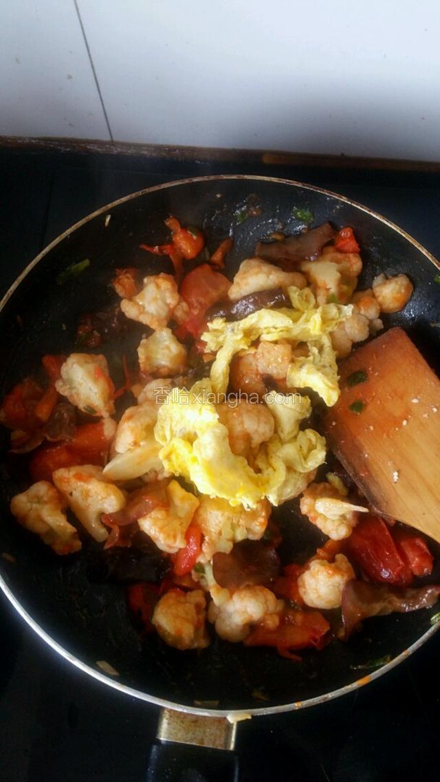 最后放入鸡蛋，盐，味精炒匀出锅。