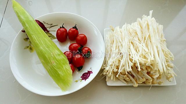 准备食材，莴笋去皮，金针菇和圣女果洗净备用。