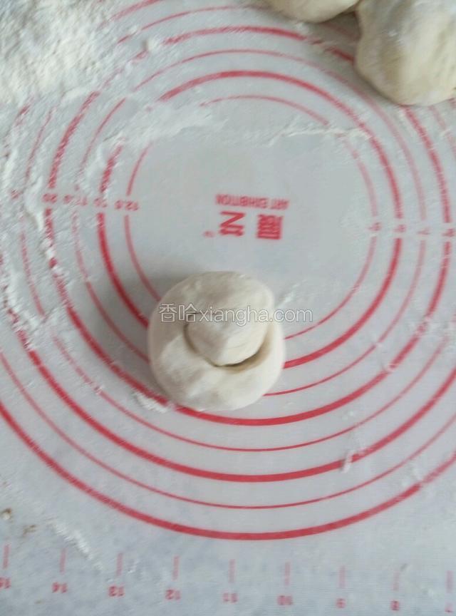 从一头往里卷，这样卷好了，把它擀平可以了，