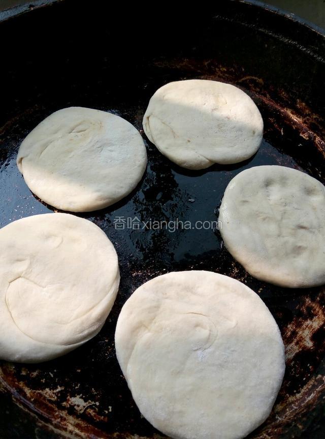 擀的小点，热锅，用的是平底锅，锅底很厚，看图，