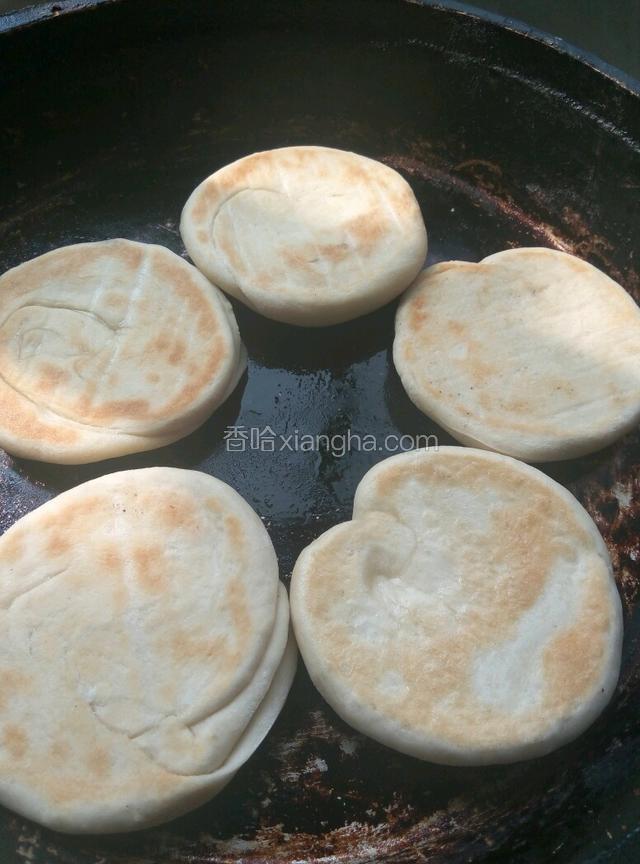 几分钟后烙的黄黄的，然后给翻过来，