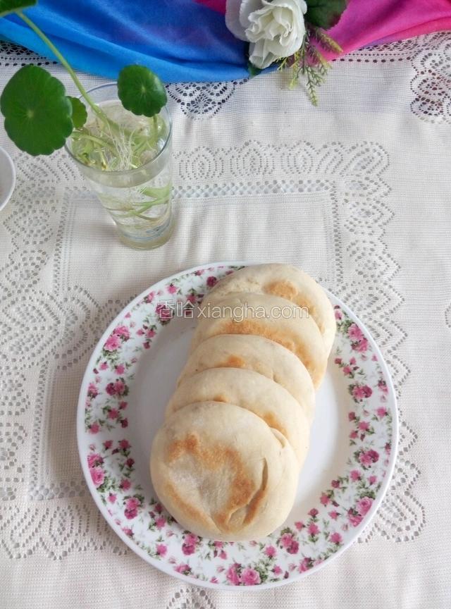 就这样烙好了，请大家吃饼吧！