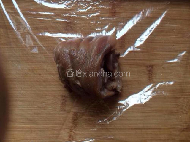 用保鲜膜将大块肉包裹紧实