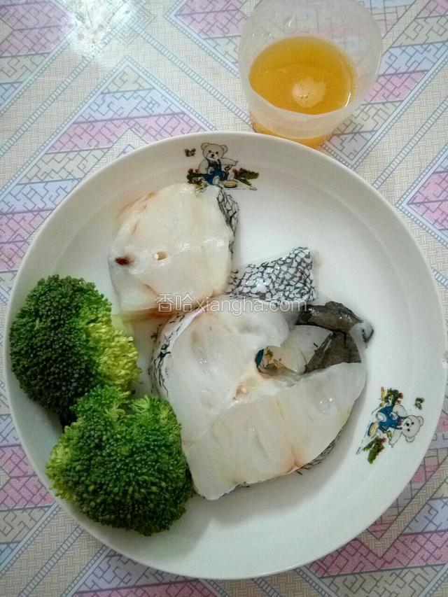 准备食材：鳕鱼洗净，西兰花泡水洗净。橙子榨汁50毫升。生姜两小片，大蒜两瓣切片。