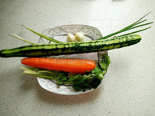 黄瓜削皮洗净，胡萝卜、香菜、葱、蒜洗净。