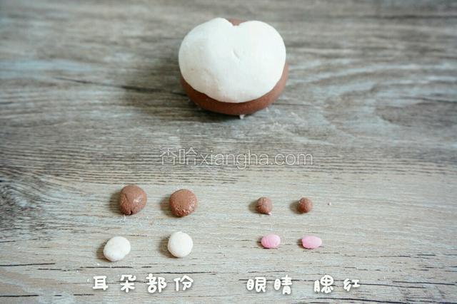 把猴脸贴上  用手轻轻把边缘贴合  如图  做出其他部份  