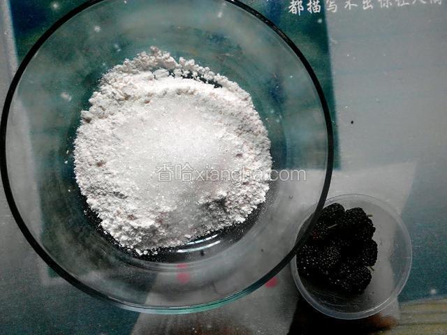 准备好所有材料，把水放到冰箱冻凉