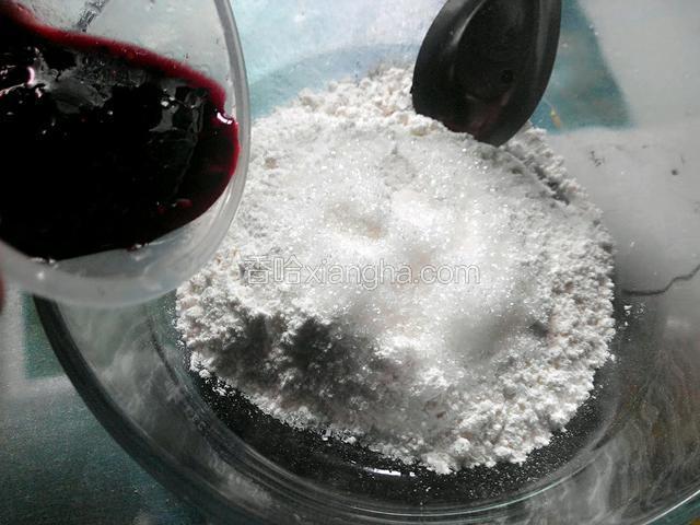 将所有的食材放入，加入桑葚汁