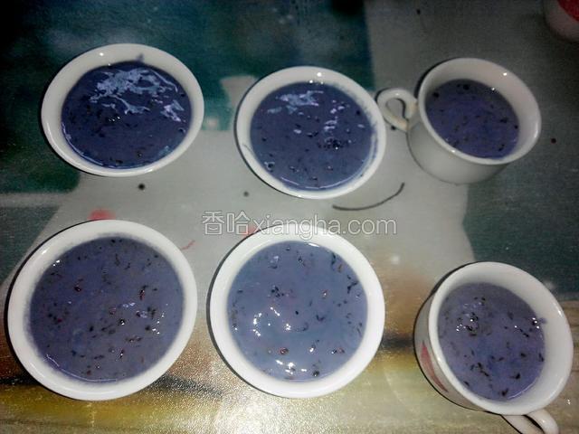 将混合物倒入茶杯中，八分满就可以了