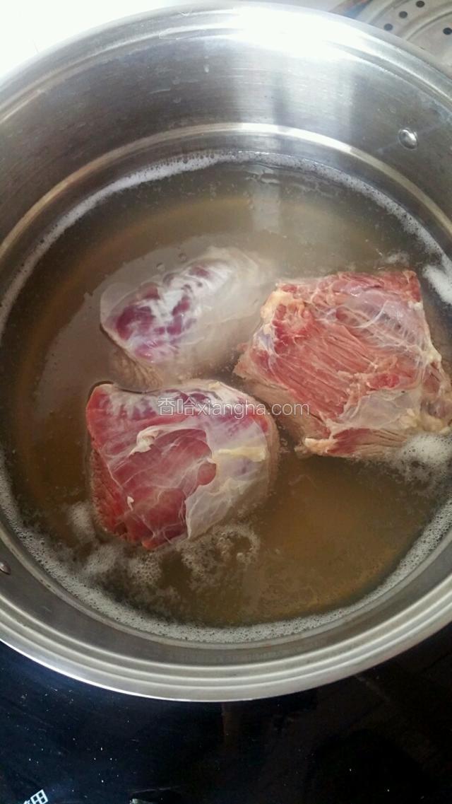 起锅，冷水放入牛肉去除血沫。水开后捞出。把肉冲洗干净。