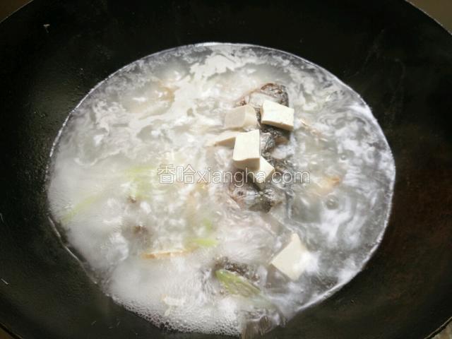 倒入豆腐炖5分钟。