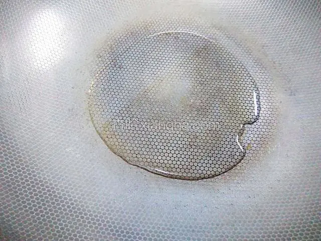 取不粘锅，玉米油倒入锅中，小火熬油。