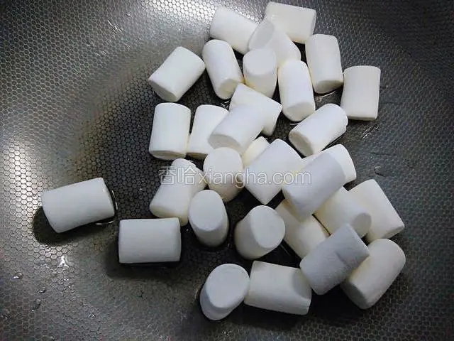 油温六成热，加入棉花糖。