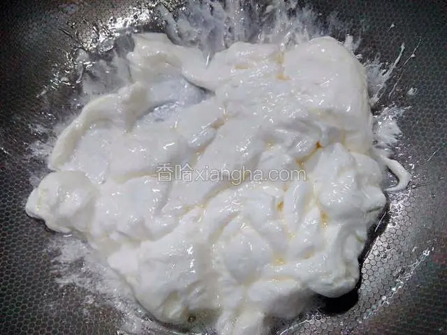 玉米油和棉花糖搅拌均匀至全部融化。
