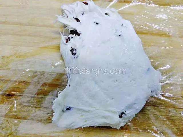 把搅拌均匀的牛扎团盛起，放在事先铺好的保鲜膜上。