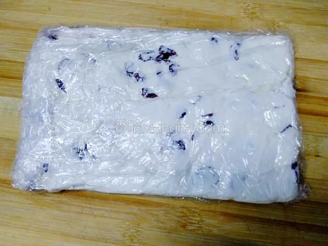杆好的牛扎糖，放进冰箱冷藏一至两小时后取出。