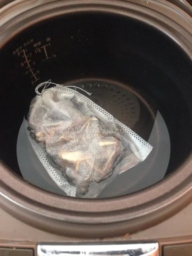 锅中放入2—2.5升水，不要用铁锅，我用的多功能电饭煲也挺方便，把酸梅汤料放入纱布袋，放入锅中