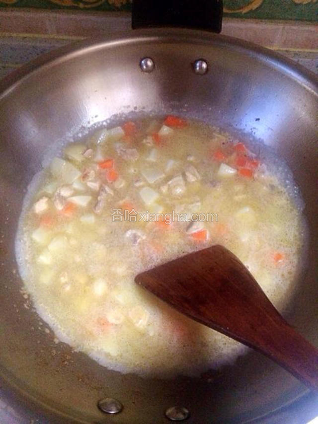 锅内添水，没过食材多些，这样做出来汤汁多好拌饭吃