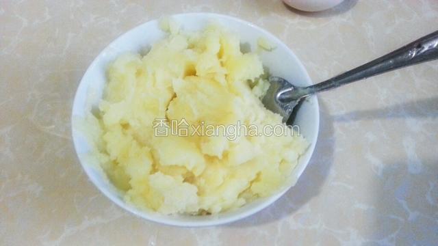 蒸好用筷子戳一下，戳穿嫩嫩的就放入碗中，用勺子碾成土豆泥