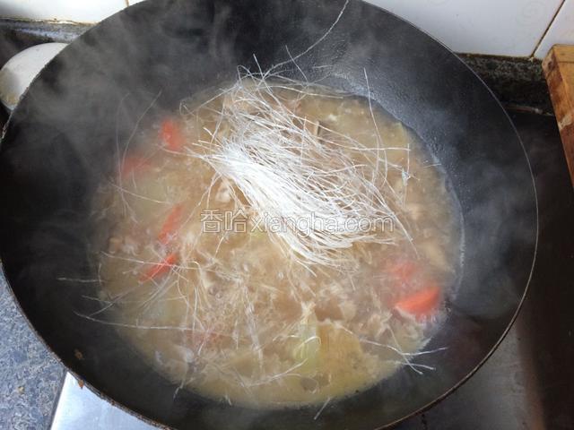 待胡萝卜块快好时，放入一小把粉丝