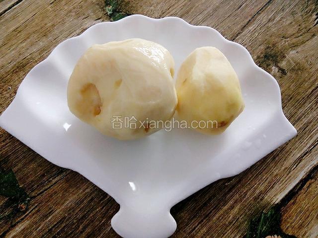 土豆去皮，洗净备用
