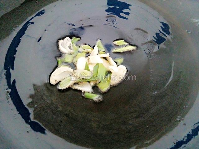 锅中热油，将葱、蒜爆香