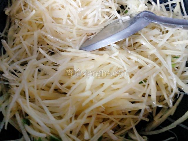 倒入土豆丝，翻炒