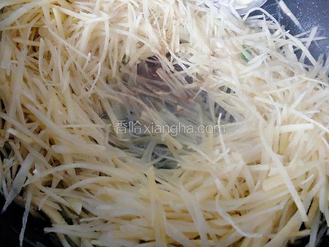 加入调料，盐、胡椒粉、醋，少许清水
