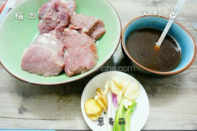 材料准备好  肉冼净控水 5葱姜葱切片切断  叉烧酱所有酱料搅拌均匀