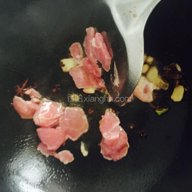 煸出香味，倒入羊肉……翻炒