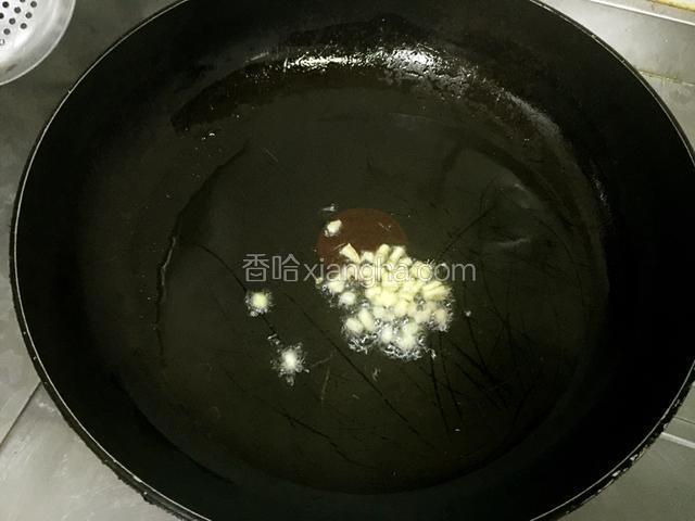 锅内热油，开火，油热放姜末