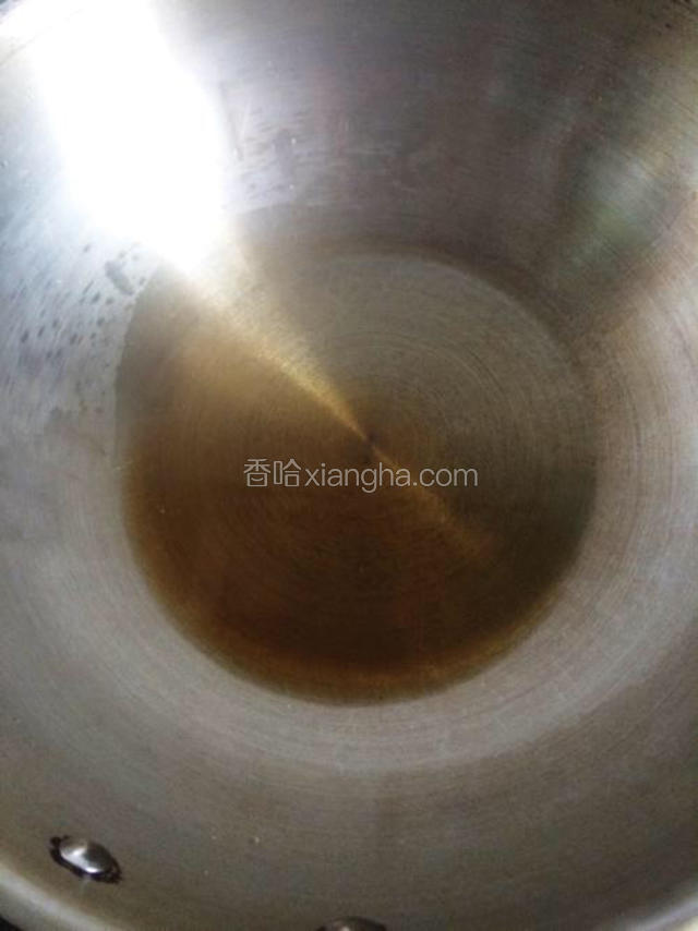 锅中放入麻油
