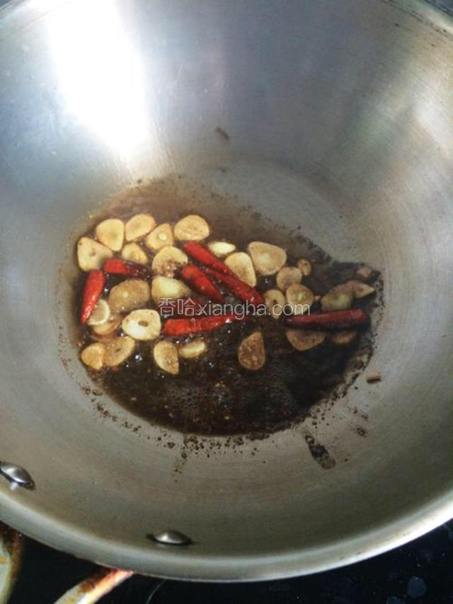 把准备好的佐料小火煸炒