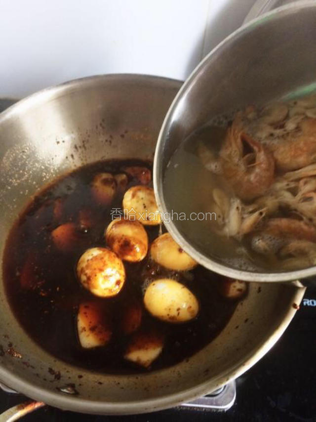 然后倒入干虾汤，全部倒进去