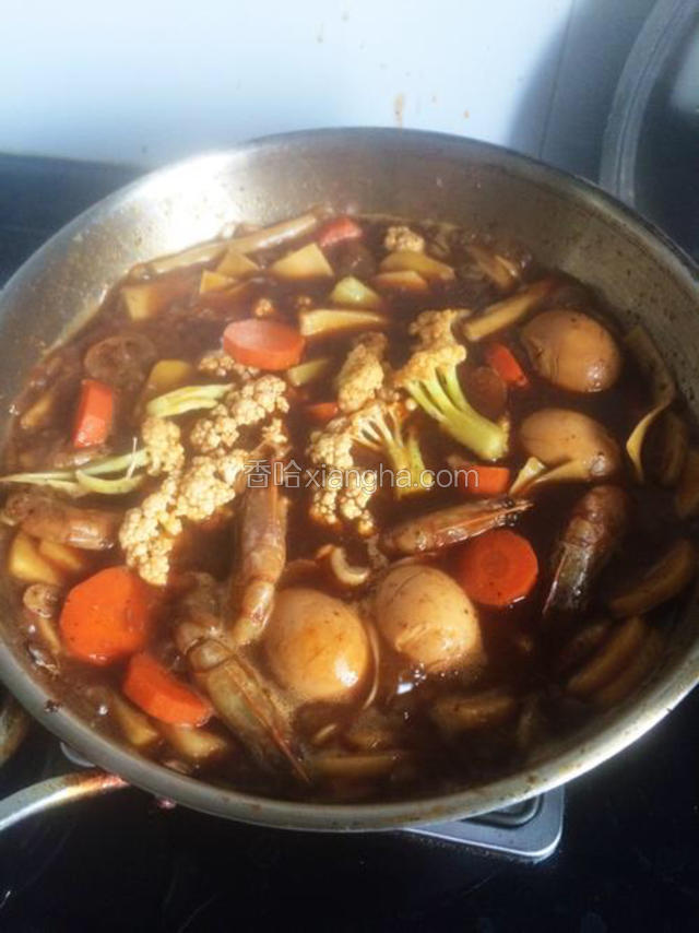 整整一锅呐，不停的翻动锅中食物，以免年糕粘锅底，小火慢慢煮