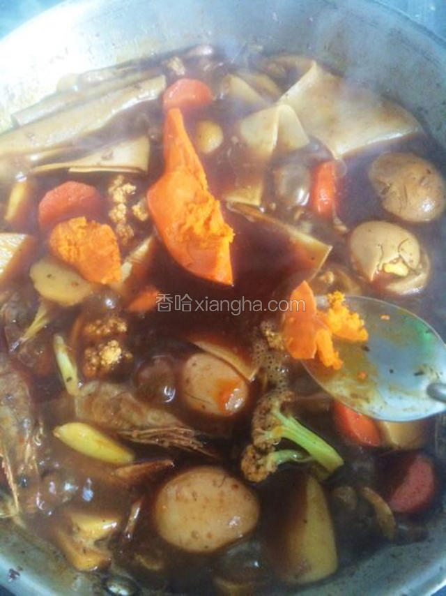 尝一下汤，如果味道浓郁麻辣过瘾就不要加酱料了，如果麻辣味道不够，再加酱料，我这锅东西很多，麻辣味不够，所以再加了些酱料
