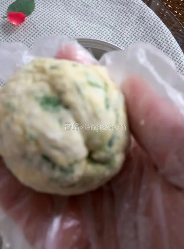 不用放面碱，直接团成团，不要团的太好，让它松散点，